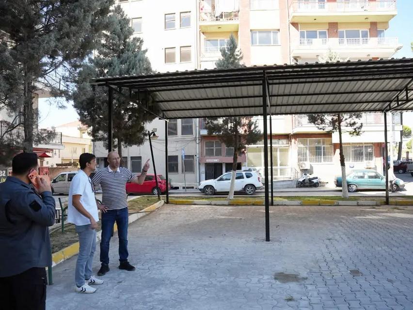 Germencik’te minibüs durağına gölgelik tente uygulaması
