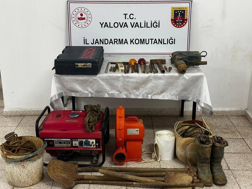 Defineciler suçüstü yakalandı