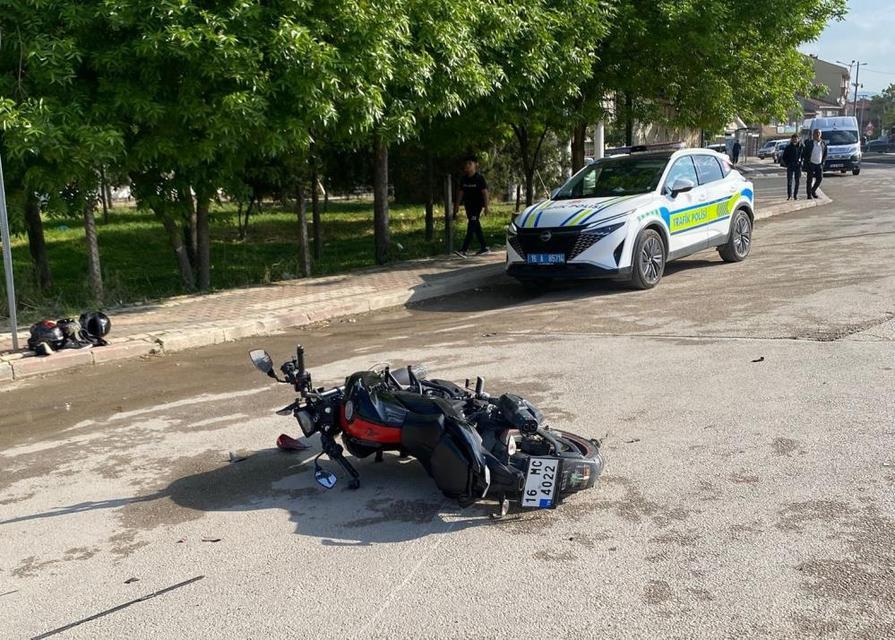 Motosiklet ile otomobil çarpıştı: 5 yaralı