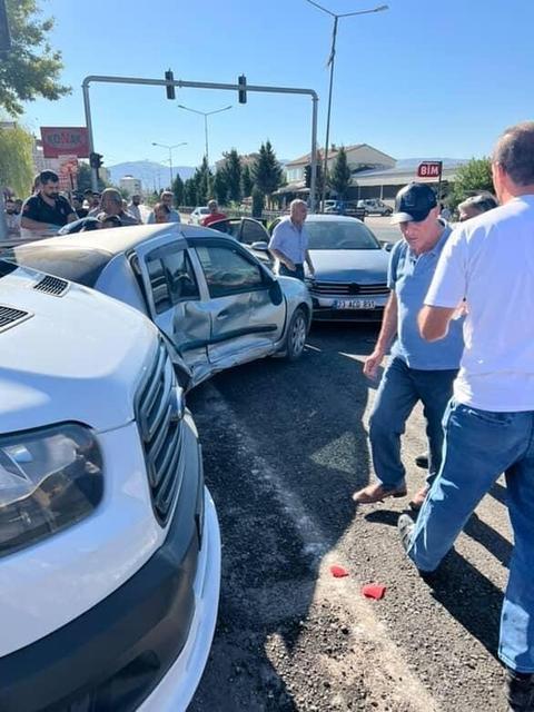 Zincirleme trafik kazası: 1 yaralı