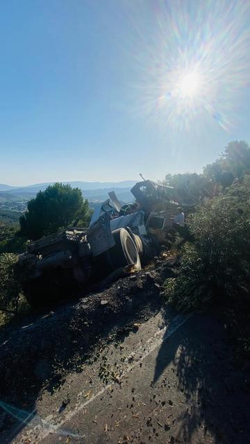 MİLAS'TA TIR ŞARAMPOLE DEVRİLDİ: SÜRÜCÜ AĞIR YARALANDI