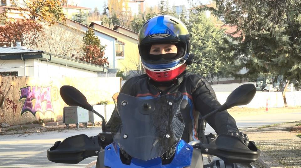 KADIN SÜRÜCÜ İSPANYA'DAN TÜRKİYE'YE MOTOSİKLETLE 4,5 GÜNDE GELDİ: SINIRDA GÖZYAŞLARINI TUTAMADI