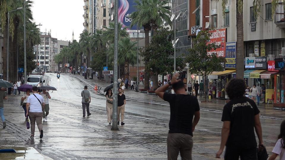 DENİZLİ AYLAR SONRA DÜŞEN YAĞMURLA SERİNLEDİ