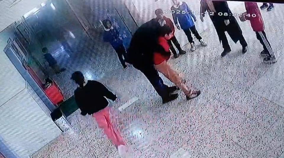 Heimlich manevrasıyla öğrencisinin hayatını kurtardı