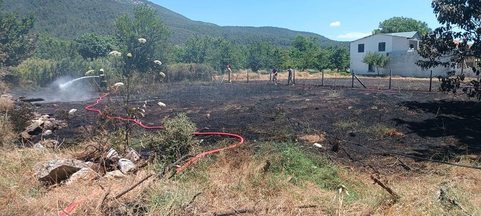 Arazi yangını güçlükle söndürüldü