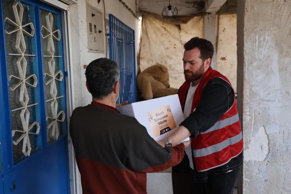 Efeler'in 'Kardeş Eli' Ramazan'ın bereketini hanelere taşıyor
