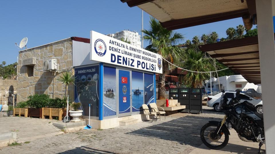 MANZARA İZLEYEN VATANDAŞLAR FARK ETTİ, DENİZDE ERKEK CESEDİ BULUNDU ÜZERİNDEN KİMLİK ÇIKMAYAN 40-45'Lİ YAŞLARDAKİ CESET, ÖLÜM NEDENİ ARAŞTIRILMAK ÜZERE ADLİ TIP MORGUNA KALDIRILDI