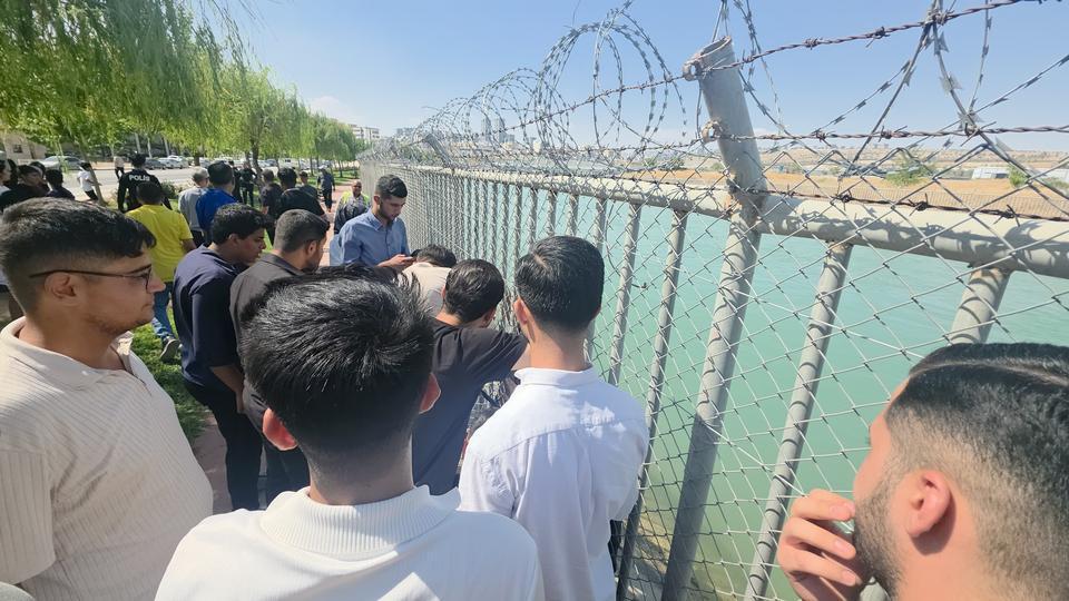 Kanalda boğulma tehlikesi geçirenler valinin korumaları tarafından kurtarıldı