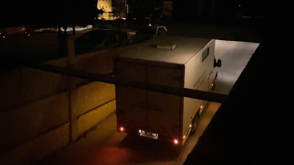 KAPI ÖNÜNDEKİ KAVGA CİNAYETLE SONUÇLANDI: TARTIŞTIĞI KADINI BIÇAKLAYARAK ÖLDÜRDÜ EVİNE GİDİP TARTIŞTIĞI KADINI BIÇAKLAYARAK ÖLDÜREN GENÇ KIZ VE ARKADAŞI GÖZALTINA ALINDI