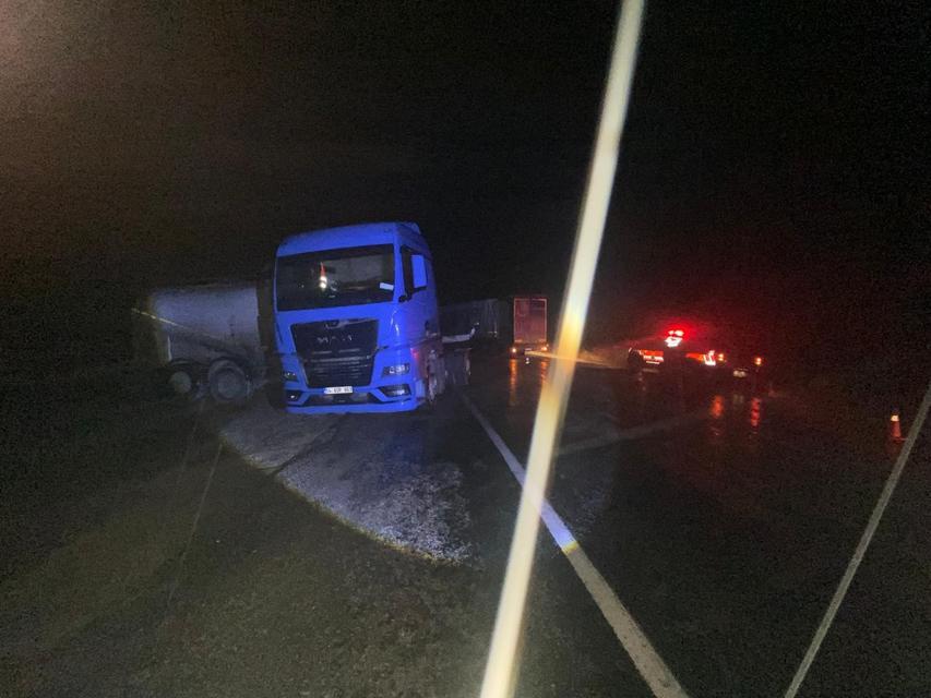 Yağmurda kayan tır kazaya neden oldu: 2 yaralı