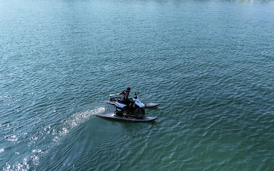 İSTANBUL'DA HEM DENİZDE HEM KARADA GİDEBİLEN MOTOSİKLET YAPTI