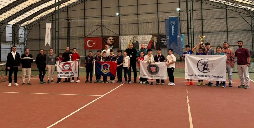 Küçükler tenis maçlarında büyük heyecan yaşandı