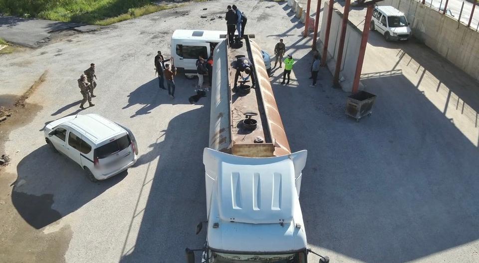 Yakıt tankerinin içinde 30 kişi yakalandı
