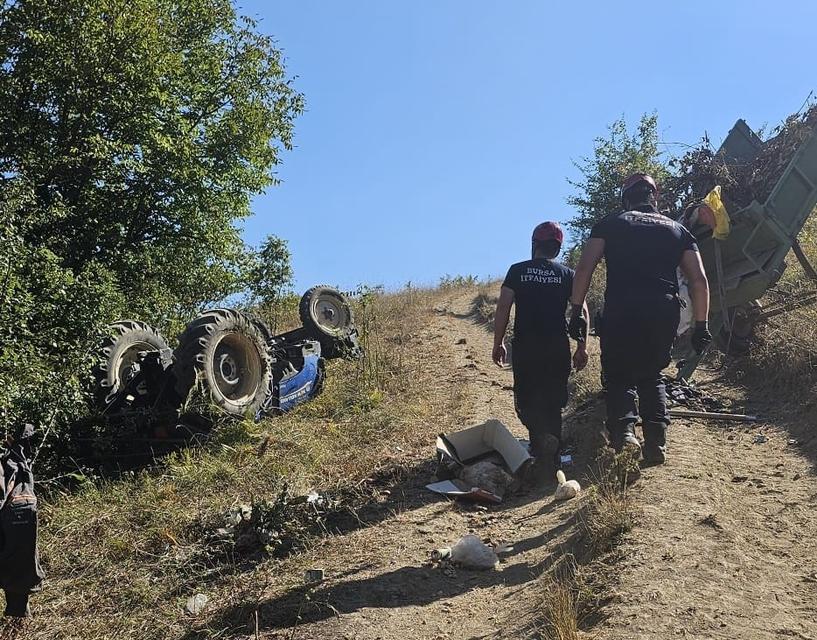 Devrilen traktörün altında kalan sürücü hayatını kaybetti