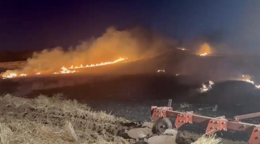 Balya makinesi yangına sebep oldu: 500 dönüm anız küle döndü