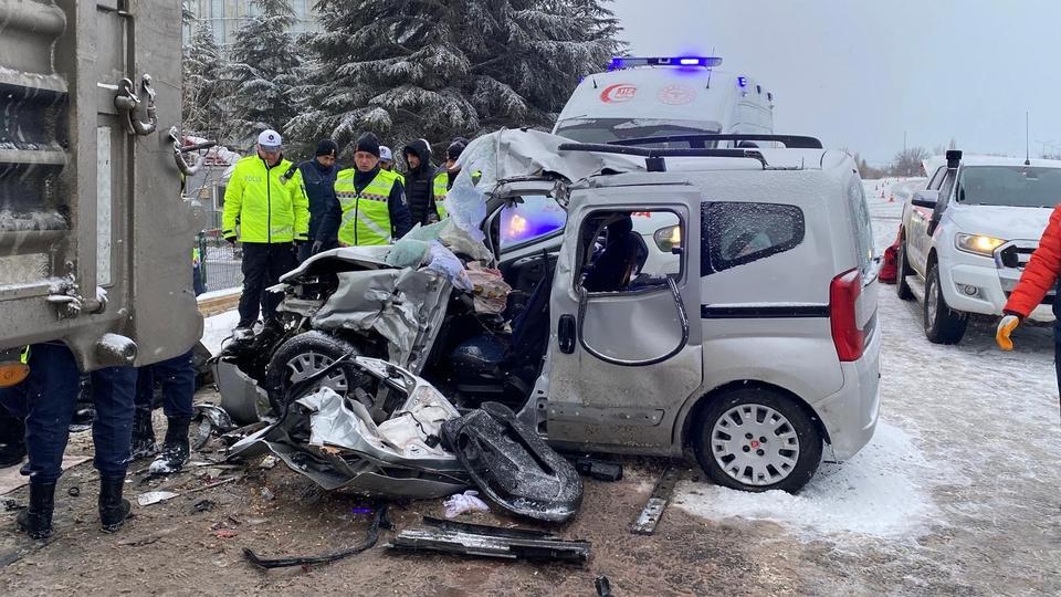 Feci kazada karı koca hayatını kaybetti