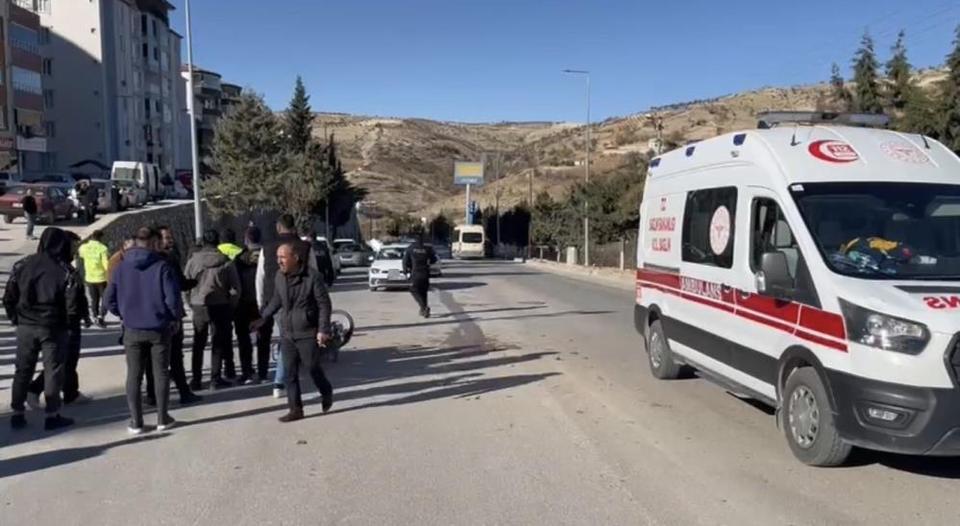 Motosiklet ile otomobil çarpıştı: 1 yaralı