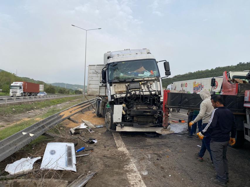 Buğday yüklü tır devrildi
