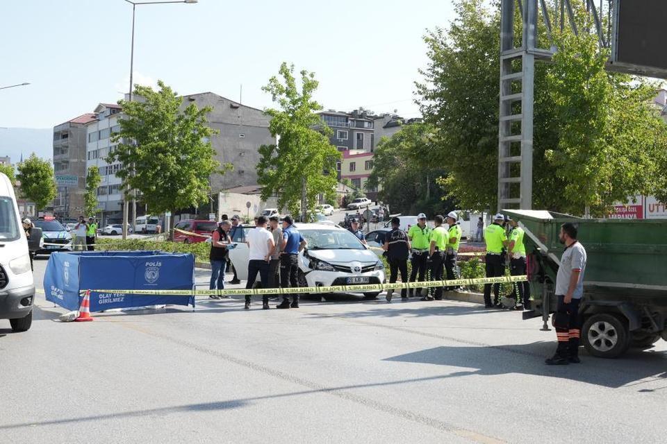 Karşıdan karşıya geçmek isteyen kadına otomobil çarptı: Hayatını kaybetti