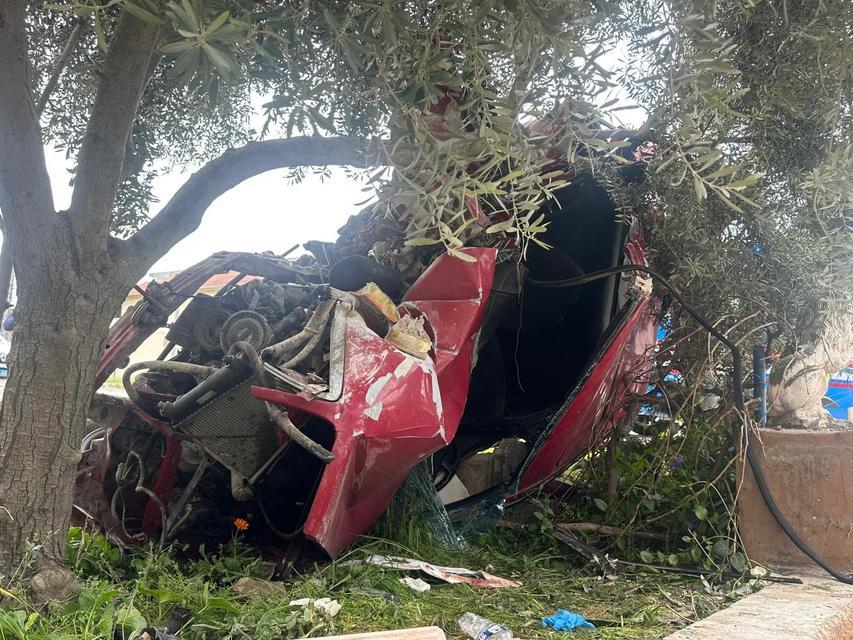 Otomobil evin bahçe duvarına çarptı: 1 ölü, 1 yaralı