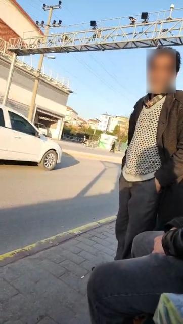 GENÇ KADIN DURAKTA TACİZCİYİ SANİYE SANİYE KAYDETTİ: "BEN HOVARDAYIM, HOVARDA" OTOBÜS DURAĞINDA GÜNDÜZ VAKTİ KABUSU YAŞADI "BANA 'HOVARDAYIM İŞTE' DEYİP KAHKAHA ATIYOR. SEVGİLİ ARADIĞINI SÖYLÜYOR, YÜZÜME BAKARAK CİNSEL ORGANIYLA OYNUYOR" "BENİM YÜZÜM, BEDENİM BİR BAŞKASININ ZEVK ARACI DEĞİL"