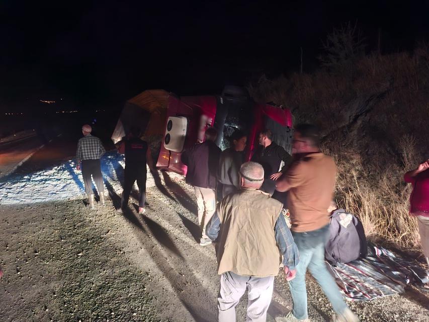 Aydın'da kontrolden çıkan kum yüklü tır devrildi: 1 yaralı