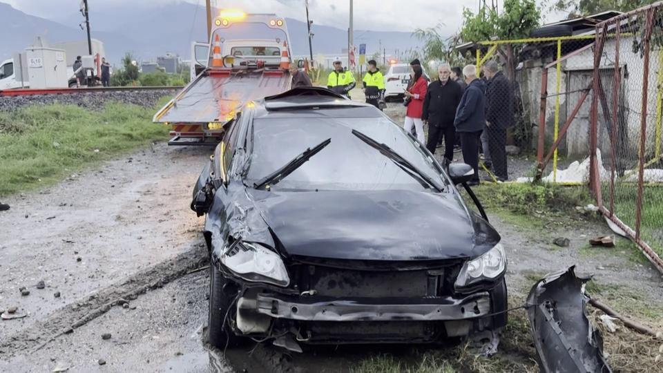 TRENİN ÇARPMASIYLA METRELERCE SÜRÜKLENEN OTOMOBİLDEKİ ANNE ÖLDÜ, OĞLU YARALANDI KAZA ANLARI KAMERAYA YANSIDI