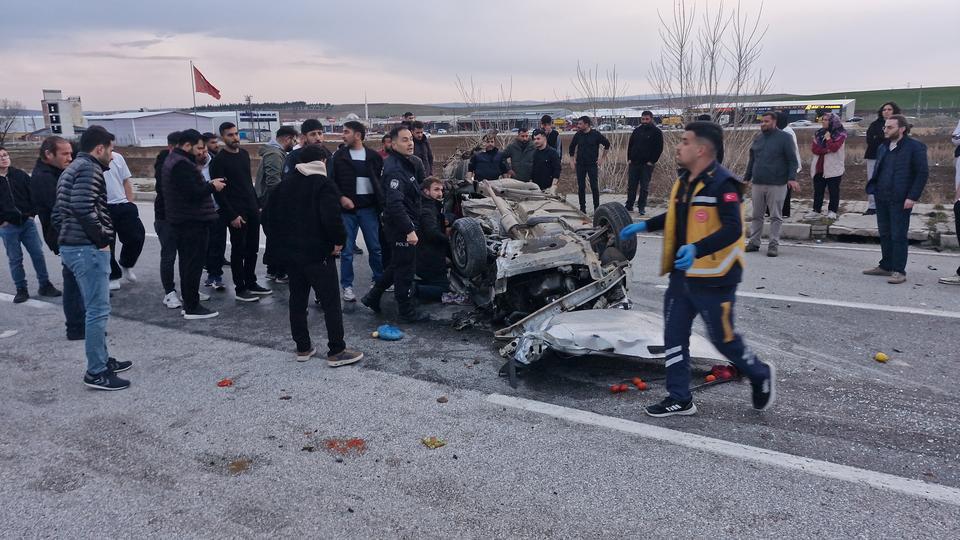 Otomobil takla attı: 3 yaralı