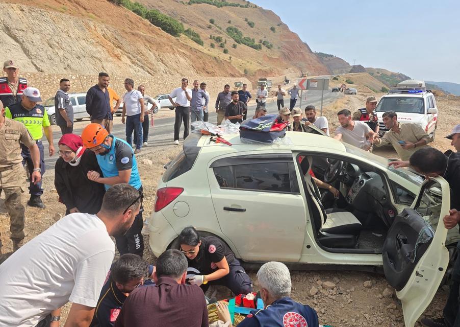 Otomobil yoldan çıktı: 3 yaralı