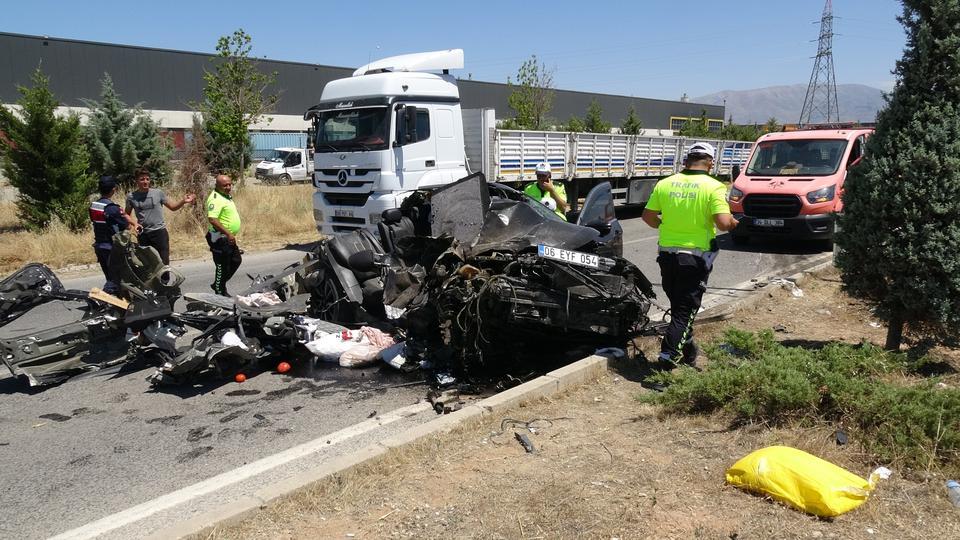 TIRA ARKADAN ÇARPAN OTOMOBİL HURDAYA DÖNDÜ: 1 YARALI
