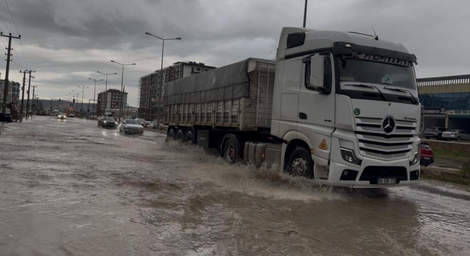 Sağanakla yollar göle döndü