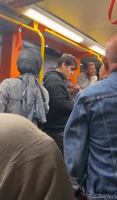 Metroda yaka paça kavga çıktı