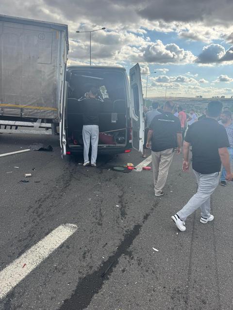 Servis minibüsü kamyona çarptı: 1 ölü, 5 yaralı