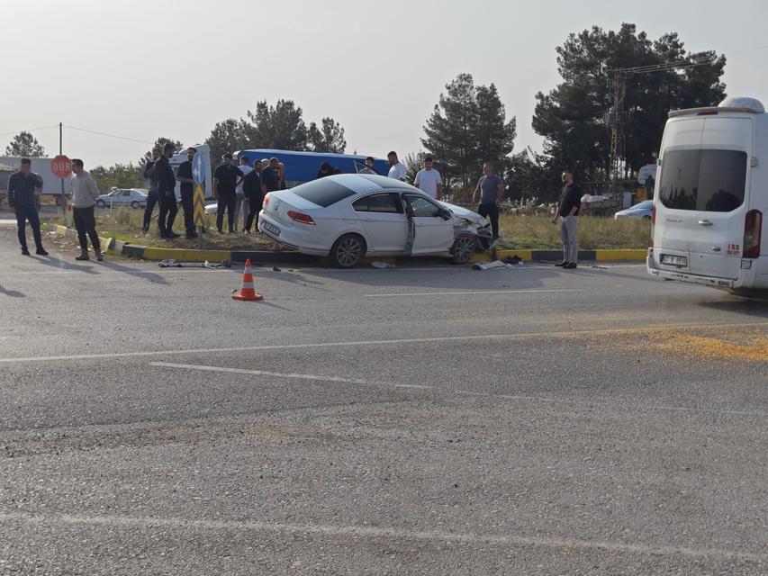 Diyarbakır'da otomobil ile tır çarpıştı: 4 yaralı