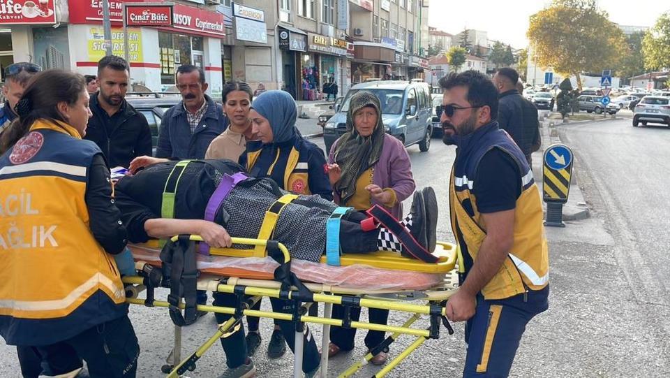 Otomobilin çarptığı yaşlı kadın yaralandı