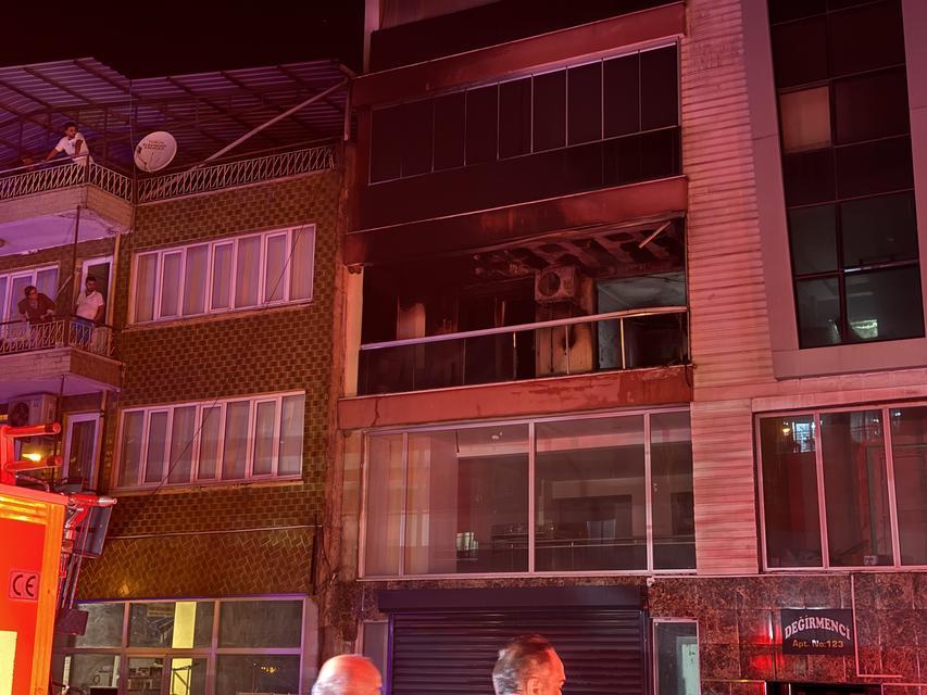 YANGINA UYKULARINDA YAKALANDILAR: 5 KİŞİ DUMANDAN ETKİLENDİ YÜZLERCE KİŞİ GECE YARISI YANAN BİNANIN ÖNNDE TOPLANIP, EVDE MAHSUR KALAN KİİLERİN KURTARILMASNI BEKLEDİ