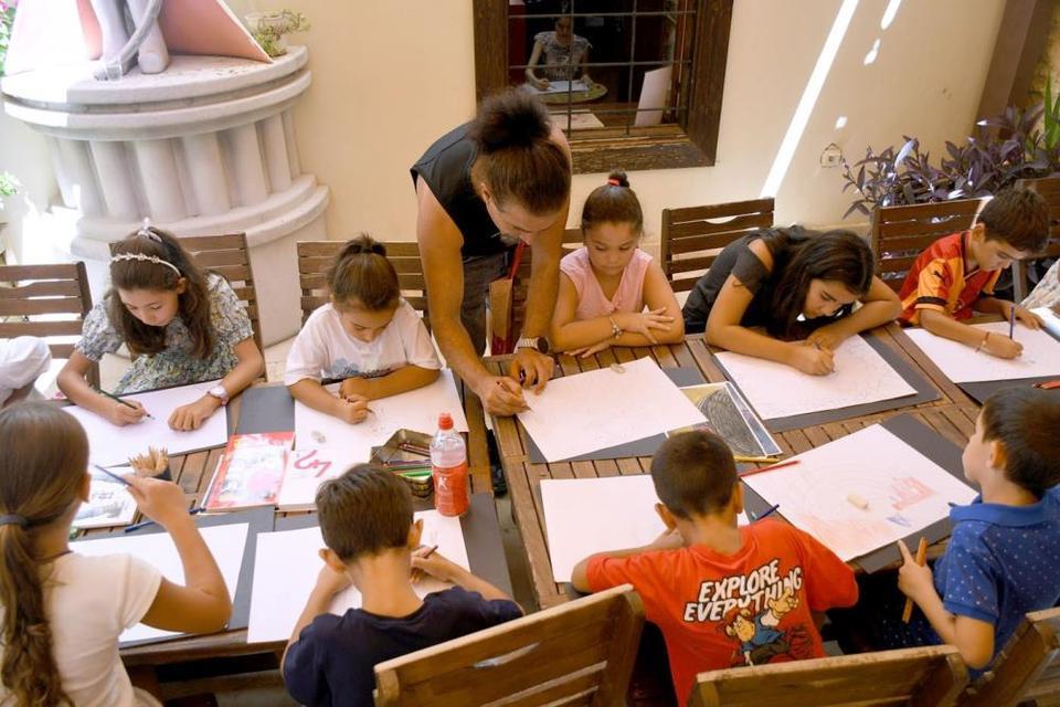 Kuşadası SEYAKMER’de çocuklar karikatür sanatının incelikleriyle tanıştı