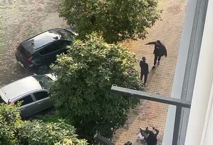 Boşandığı eşini çocuklarının gözü önünde vurdu