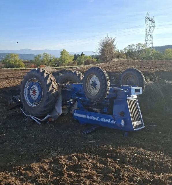 Devrilen traktörün altında kalan sürücü yaralandı