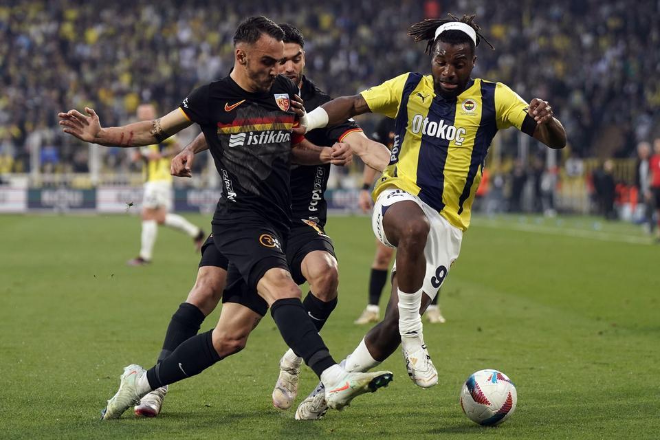 TRENDYOL SÜPER LİG: FENERBAHÇE: 1 - KAYSERİSPOR: 1 (İLK YARI)