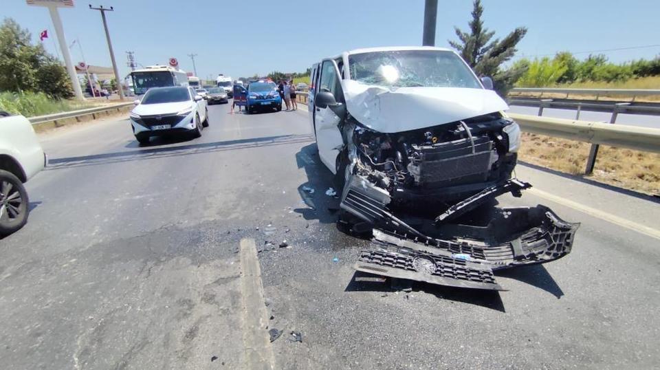Tur aracı tur otobüsüne arkadan çarptı: 6 yaralı