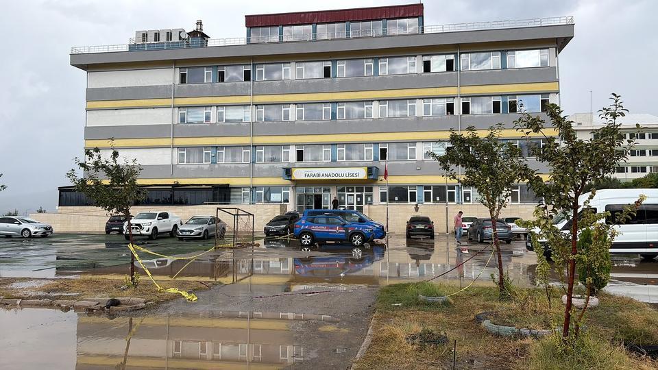 YEĞENİ TARAFINDAN ÖĞRETMENİN ÖLDÜRÜLDÜĞÜ SALDIRIDA; SİLAH SESLERİNİ DUYUP, OKULA KOŞANLAR YAŞANANLARI ANLATTI