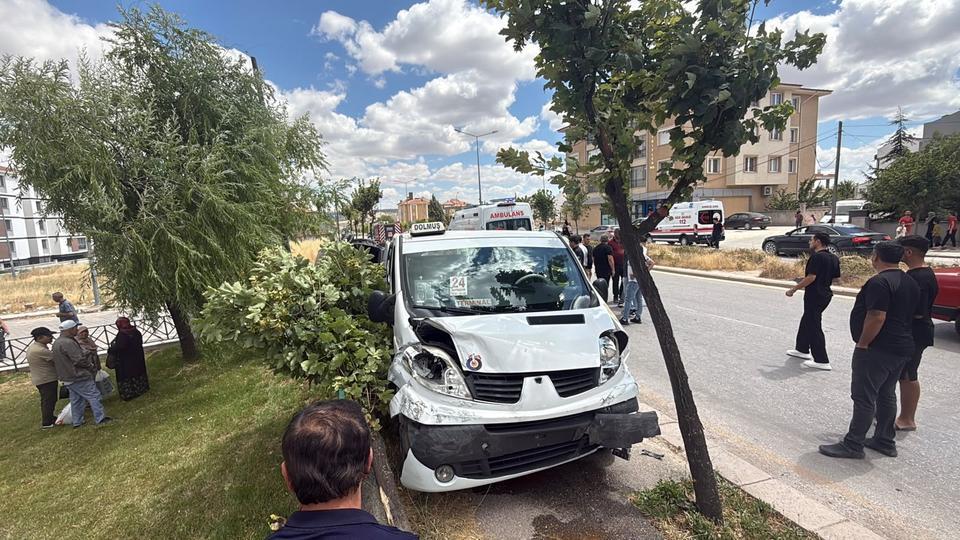 ESKİŞEHİR'DE DOLMUŞUN ÇARPTIĞI OTOMOBİL YAN YATTI: 8 YARALI