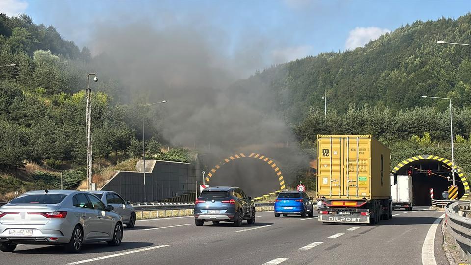 Tünelde otomobil alev topuna döndü: Trafik kilitlendi