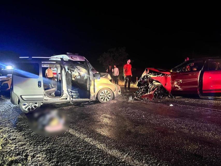 Araçlar kafa kafaya çarpıştı: 2 ölü, 4 yaralı