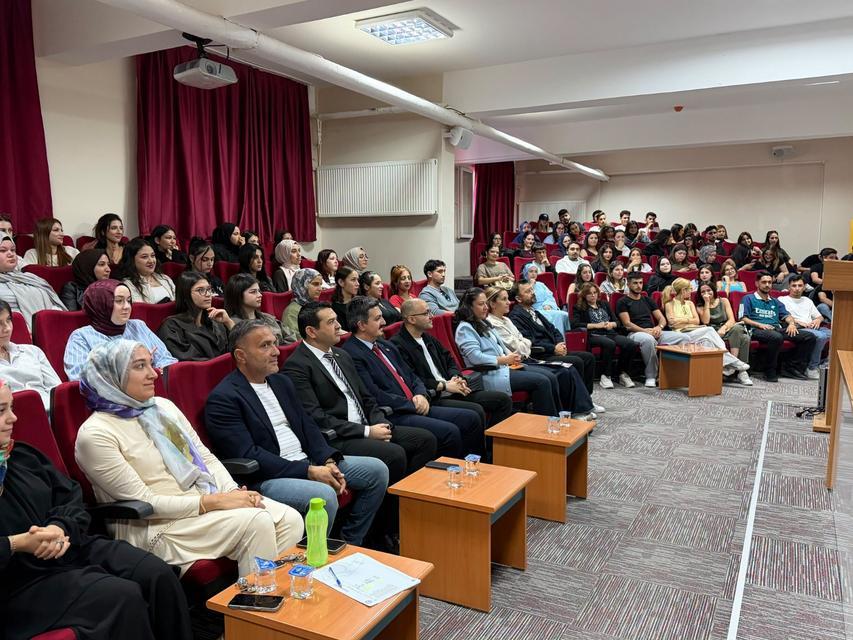 Buharkent’te üniversiteliler yetkililere sorularını yöneltti