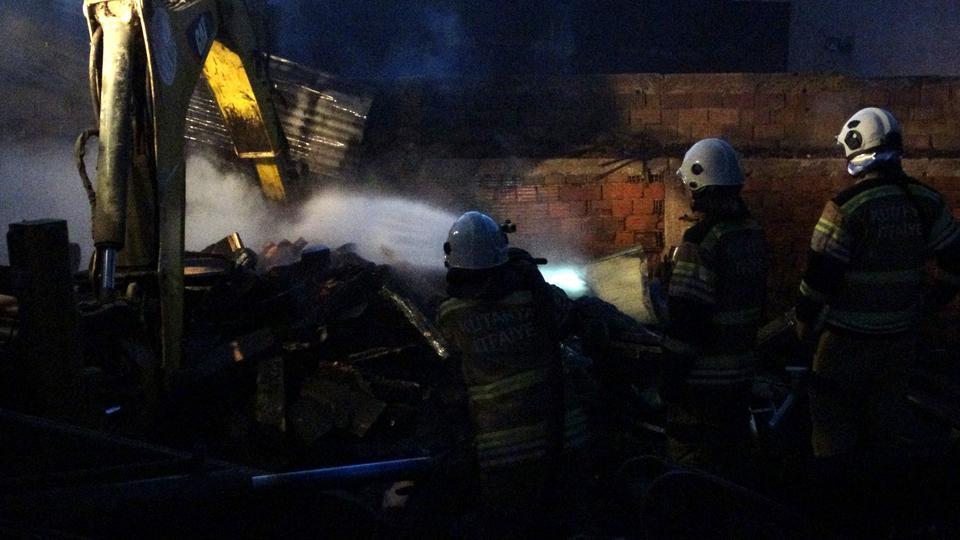 Tahta palet üretimi yapan atölyede yangın