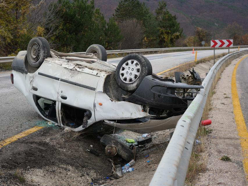 Takla atan otomobil alev aldı: 2 yaralı