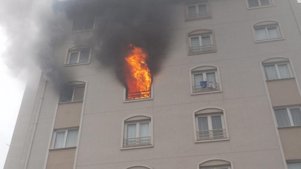 8 katlı binadan alevler yükseldi