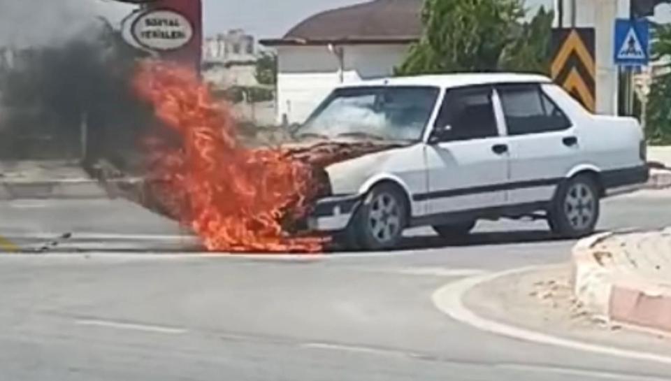 Seyir halindeki otomobil alev alev yandı